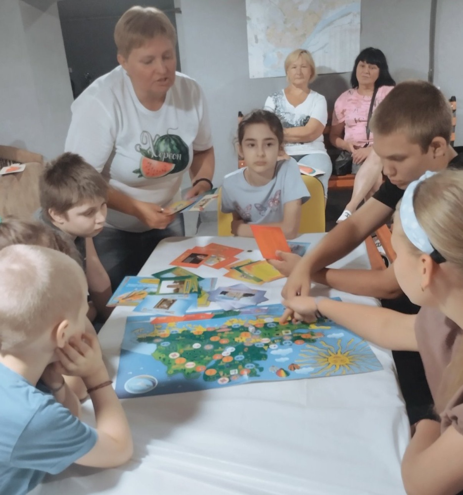 Діти грають у настільну гру "Мистацька палітра Херсонщини"