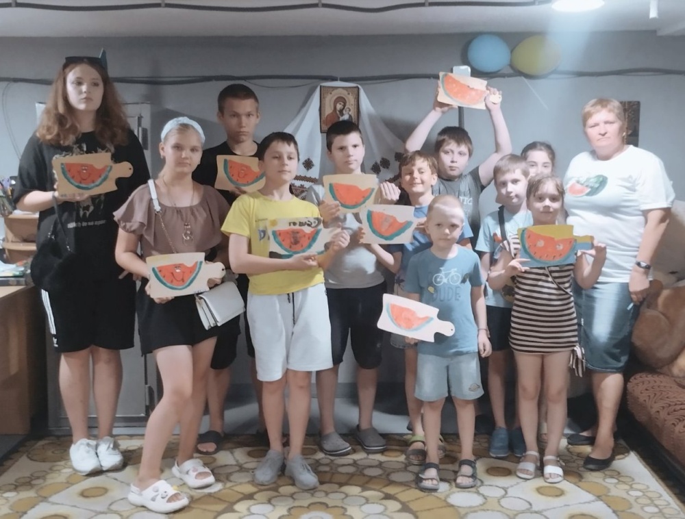 Учасники гри разом з бібліотекаркою