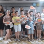 Учасники гри разом з бібліотекаркою