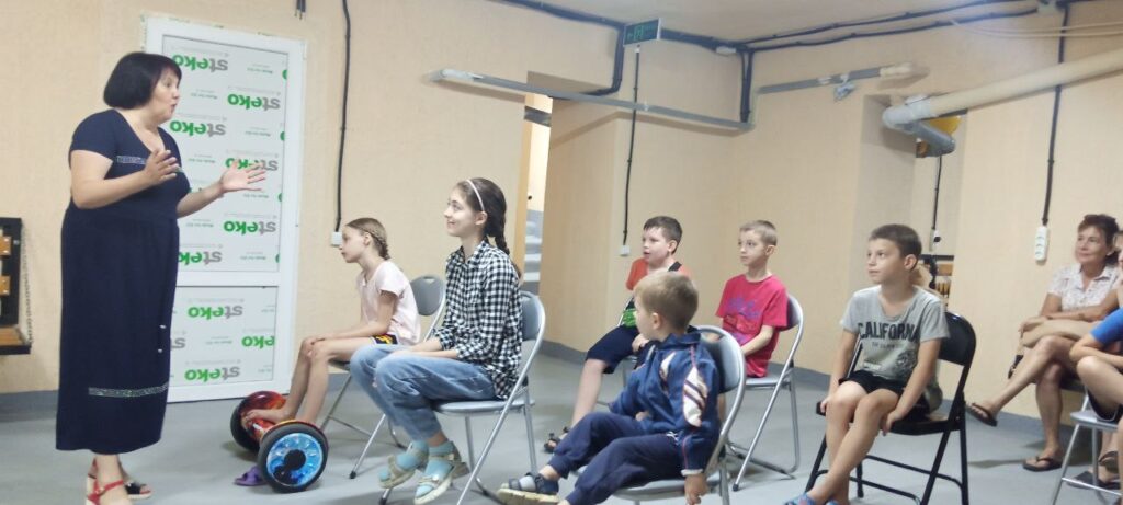 Бібліотекарка розповідає дітям про визначні пам'ятки міста Дніпро