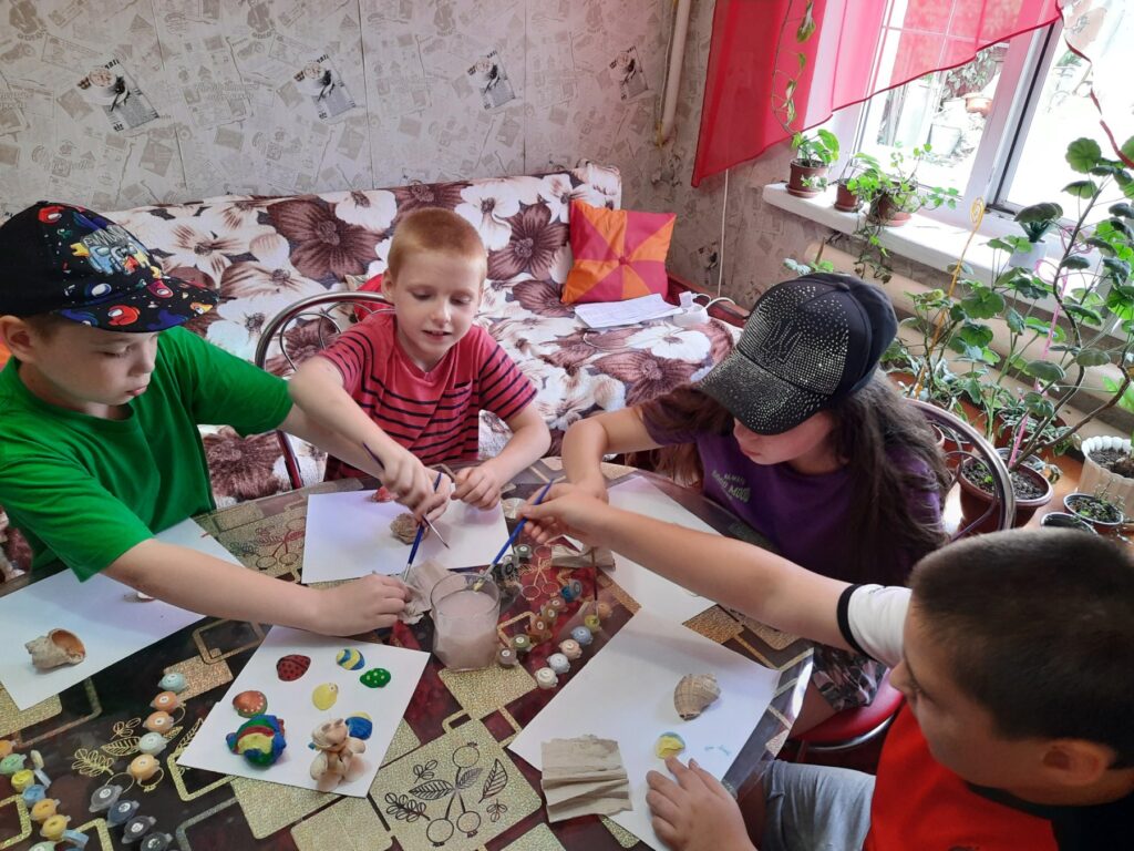 Діти - учасники творчої майстерні ліплять з пластиліну мешканців Чорного моря