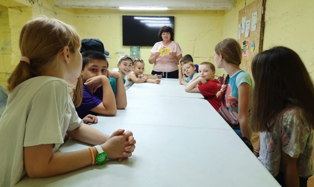 Учасники творчої майстерні спілкуються з бібліотекаркою