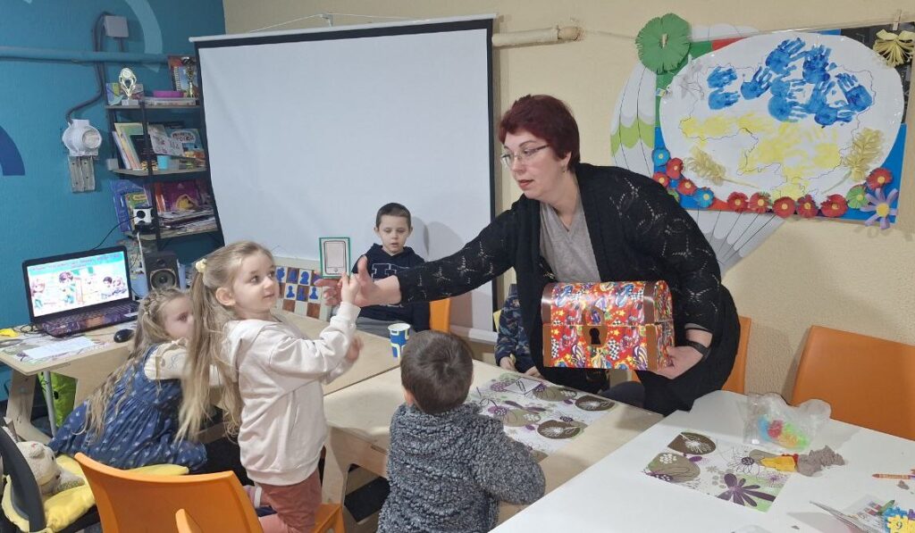 Діти виконують ігрові завдання бібліотекарки на розвиток логічного мислення